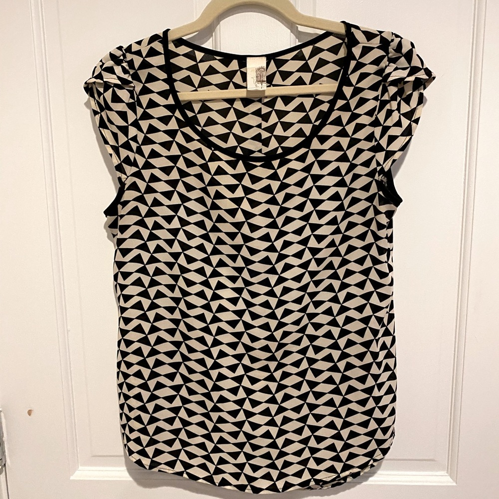 Geometric patterned top